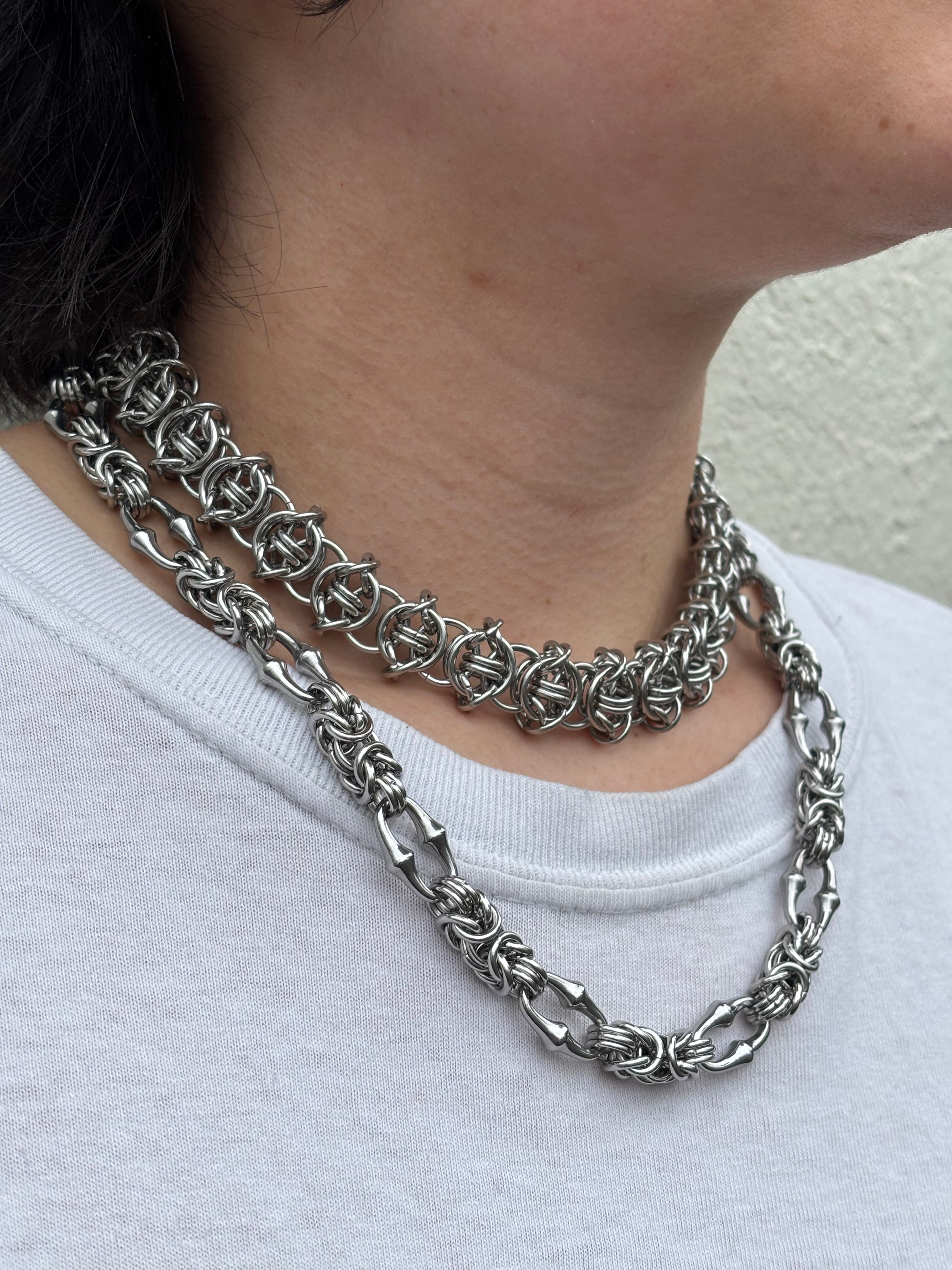 Barbed wire choker