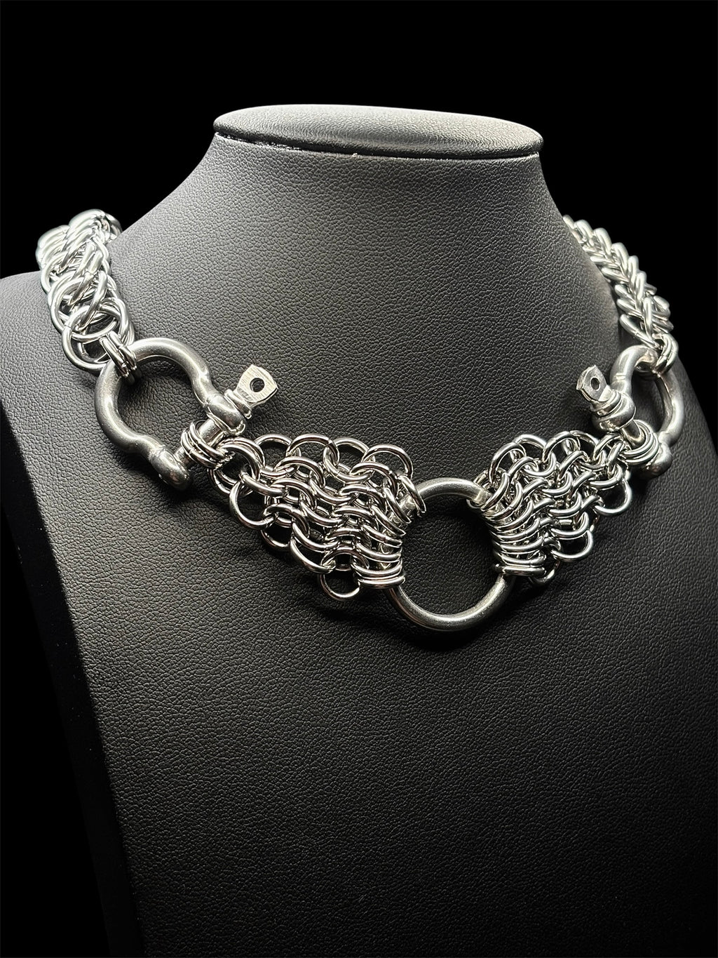 Bow Shackle Choker