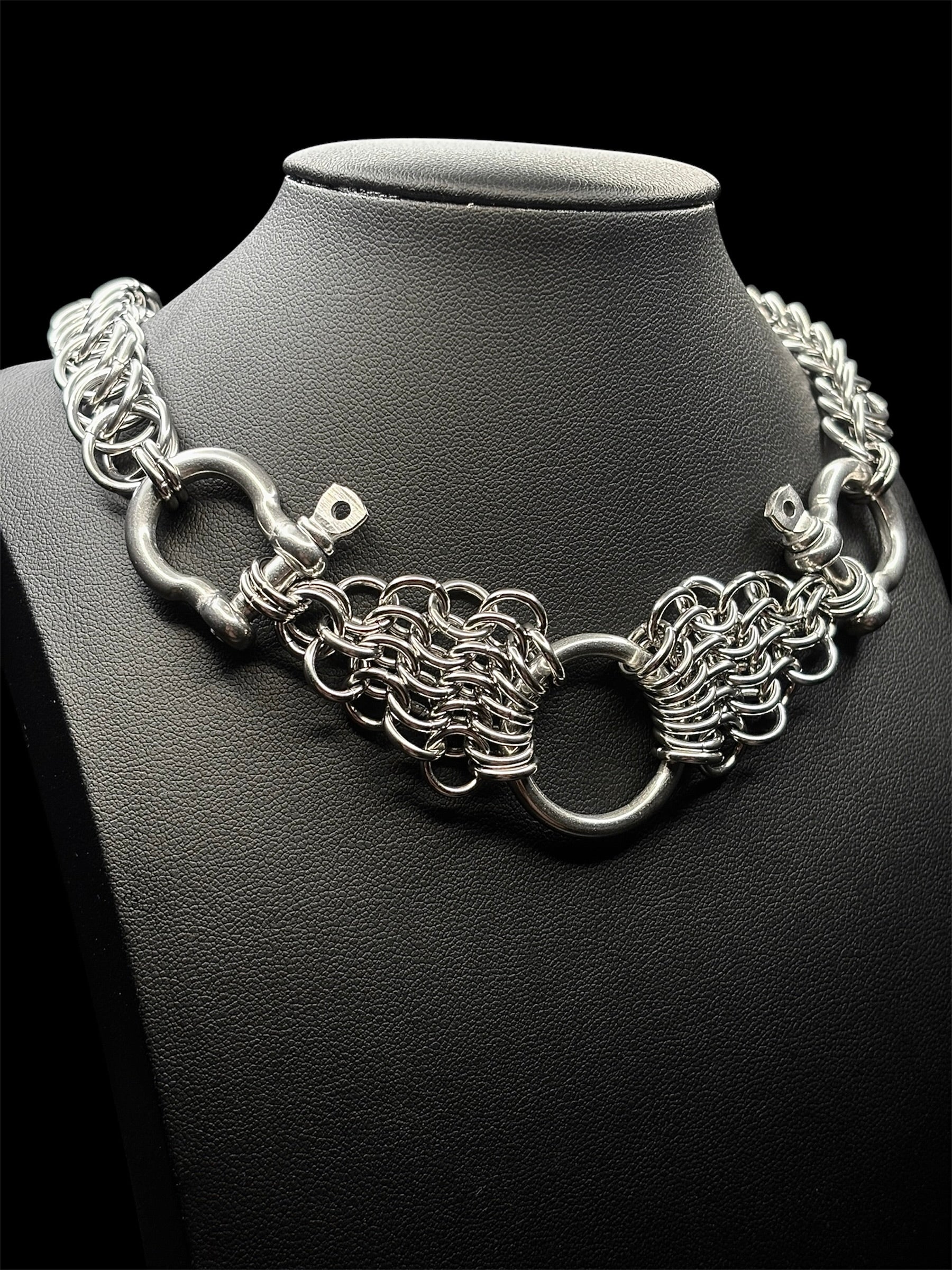 Bow Shackle Choker