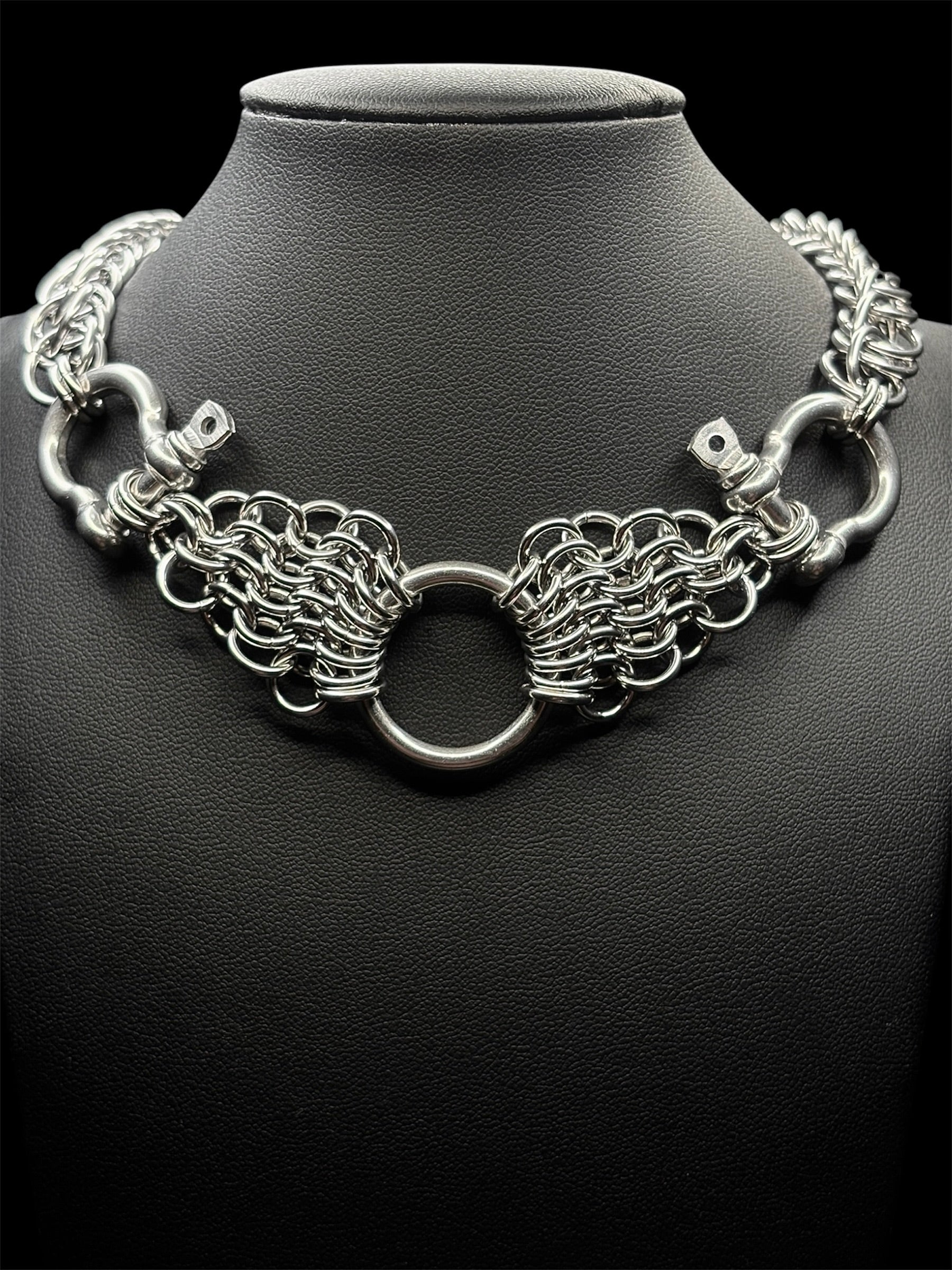 Bow Shackle Choker
