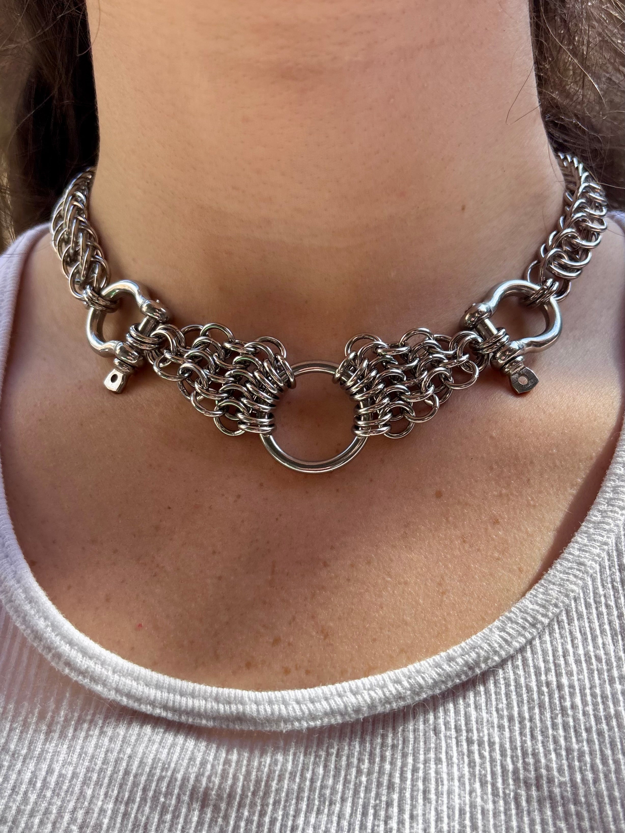Bow Shackle Choker